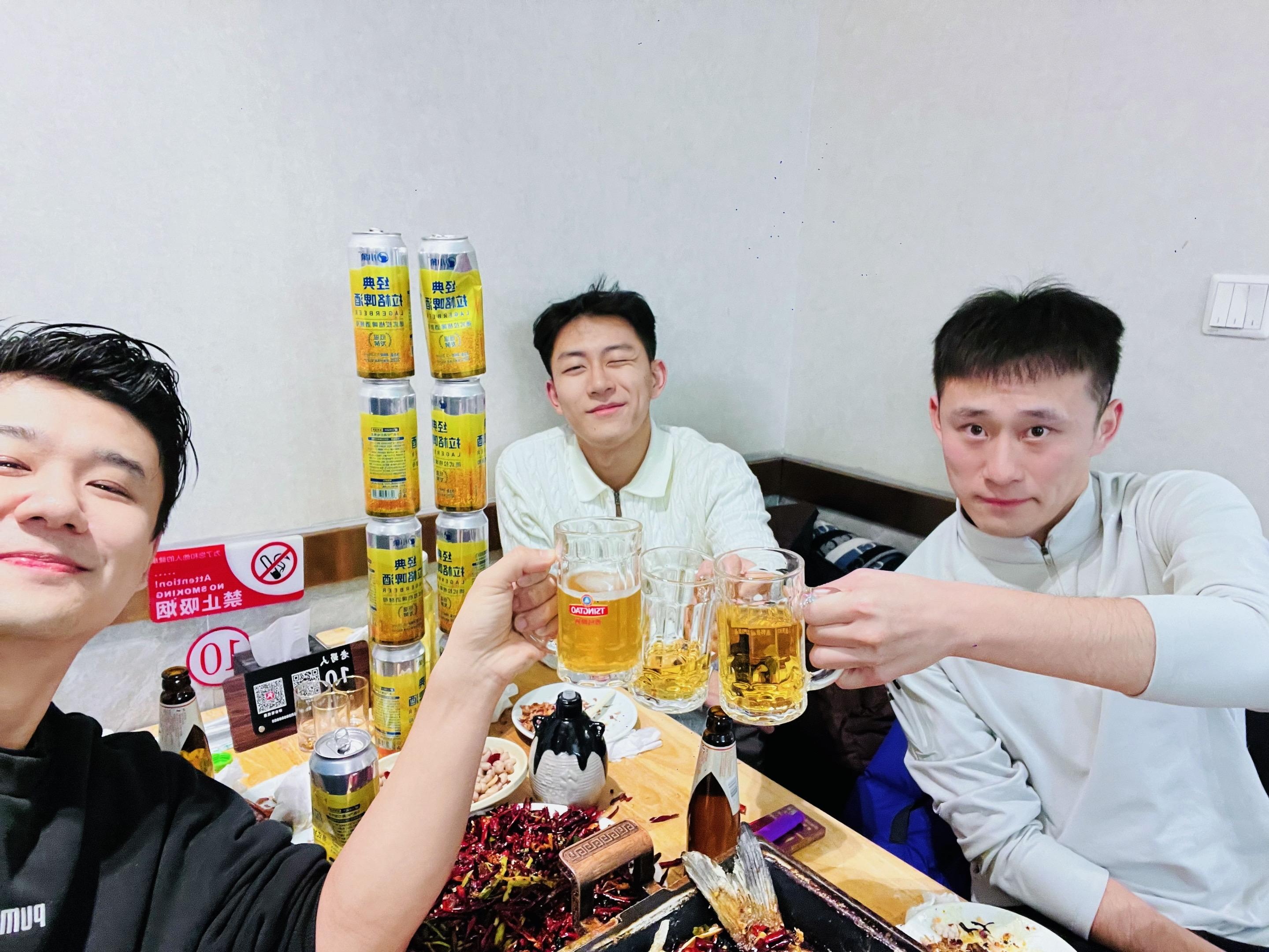 兄弟们 难得在北京重逢 咱都好好的。