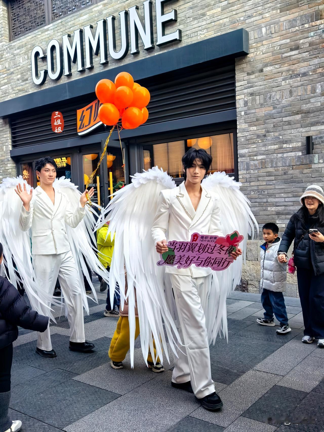 今天在郑州亳都新象巧遇“白天使奇景漫游”，一队身披白色羽翼的“天使团”手拿橙色气