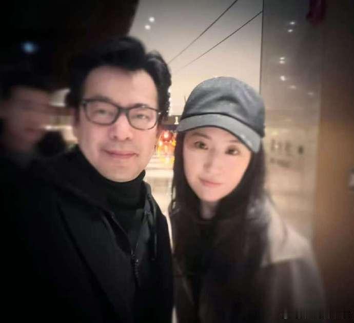 刘亦菲李宰汉聚会合照  李宰汉晒与刘亦菲合照  看到这张合照，就想起《第三种爱情