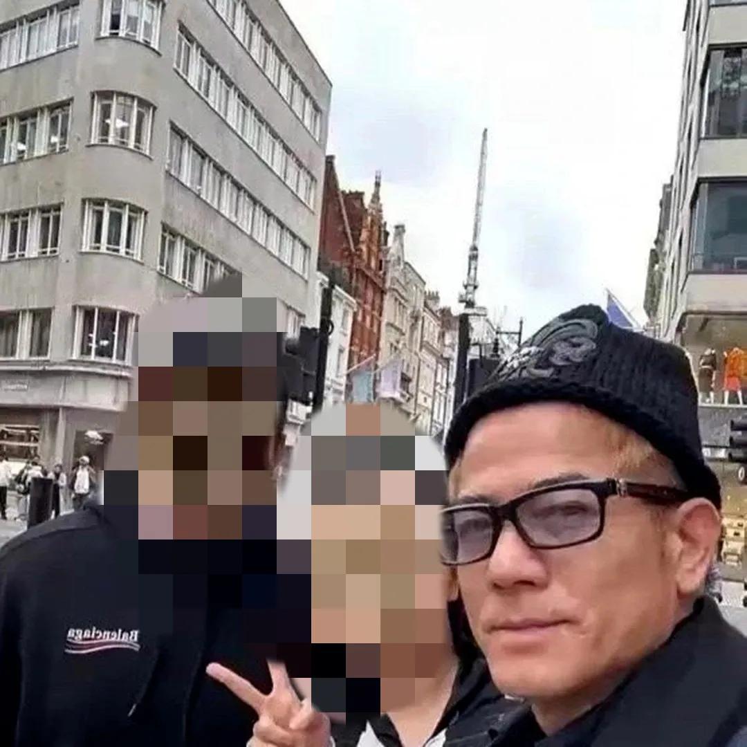 近日在伦敦街头的郭富城被粉丝拍照，59岁的郭天王素颜出境，脸上皱纹明显，皮肤黝黑