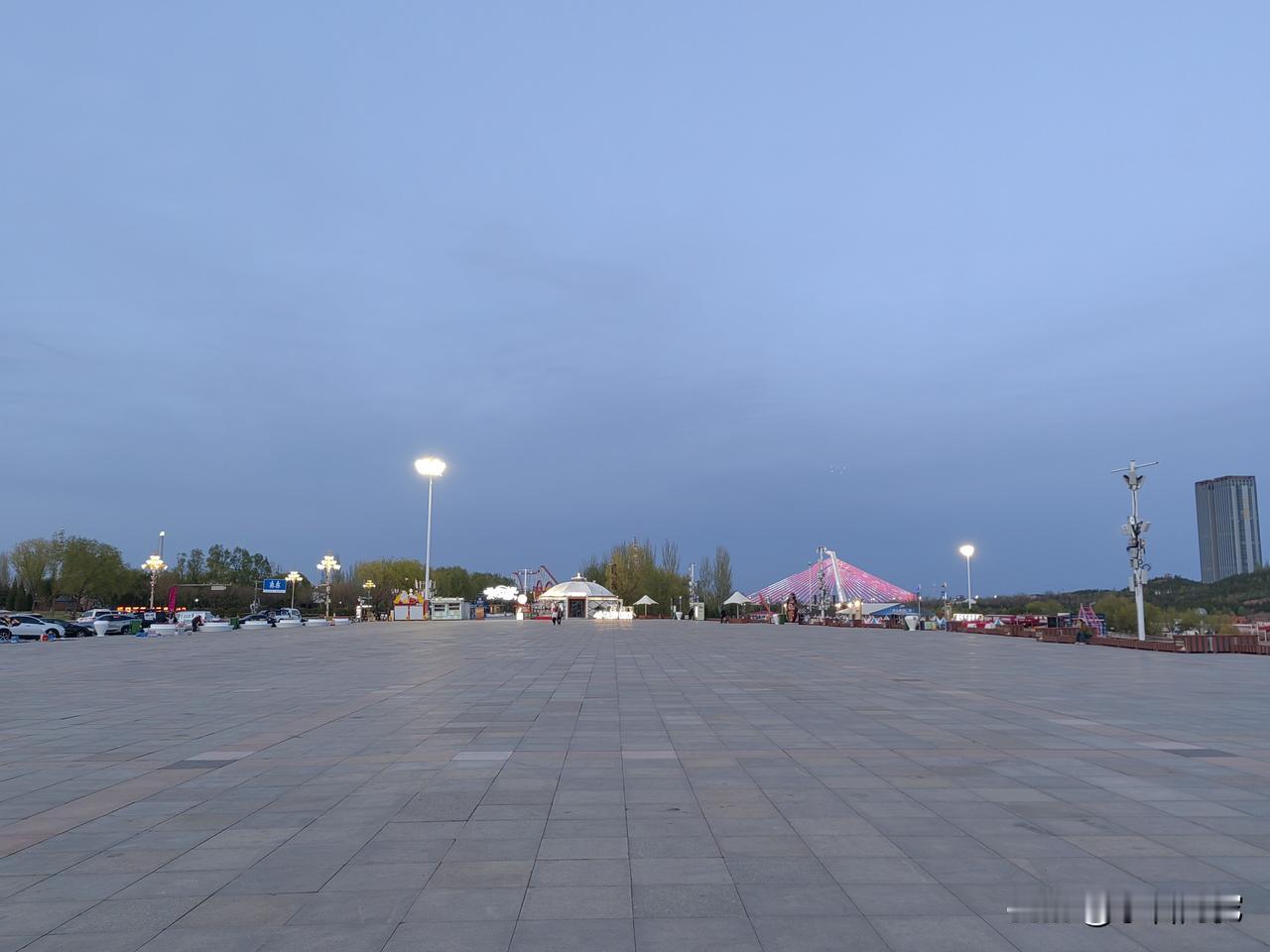 老酒一壶温故事
新茶一盛话亲人

新与老，故事总是以人为本，亲明，历史更是主线，