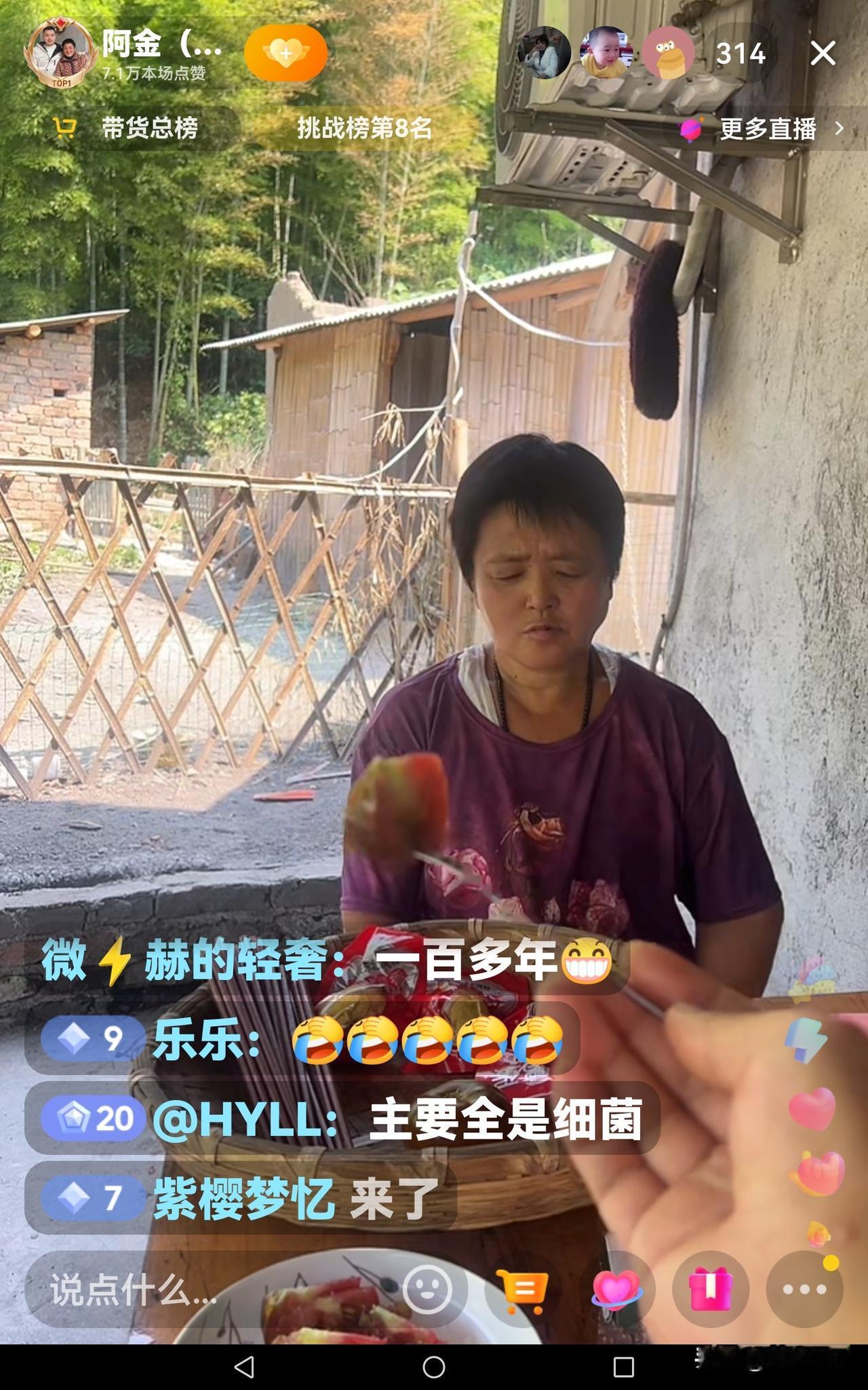 今天啤酒婶发火了，就因为儿子把她发霉的筷子扔了，她气鼓鼓的，连饭都不吃了。这还是