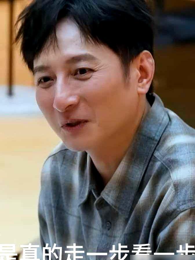 49岁独居大平层，被问遗产愣神19秒才苦笑说“爱传谁传谁”，这落寞劲儿你懂吗？
