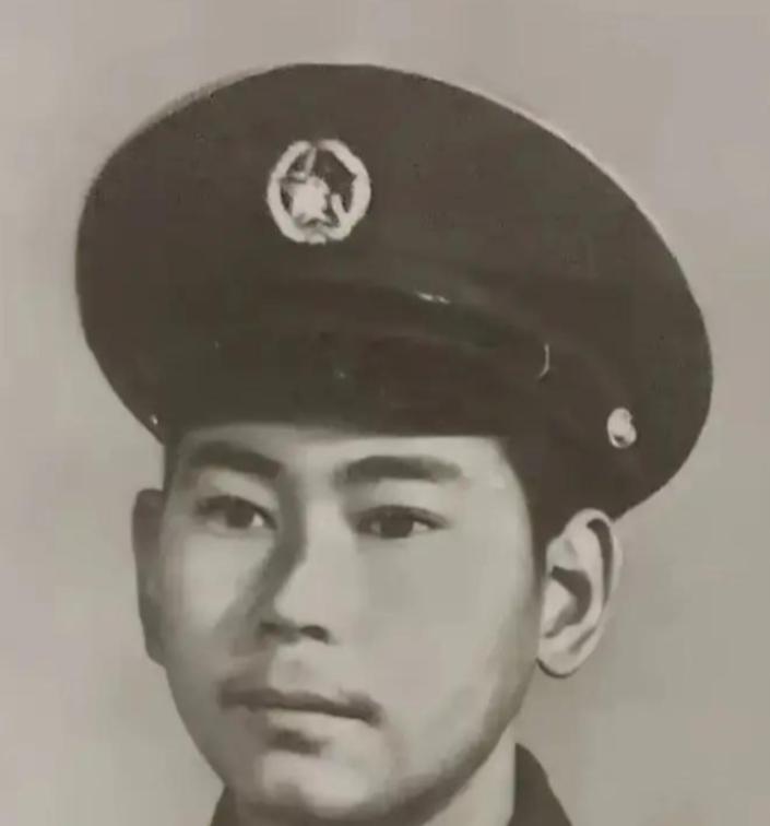 1986年老山前线，我军战士李谋仁，被3个越南特工用石块打昏，拖往越方。拖行不到