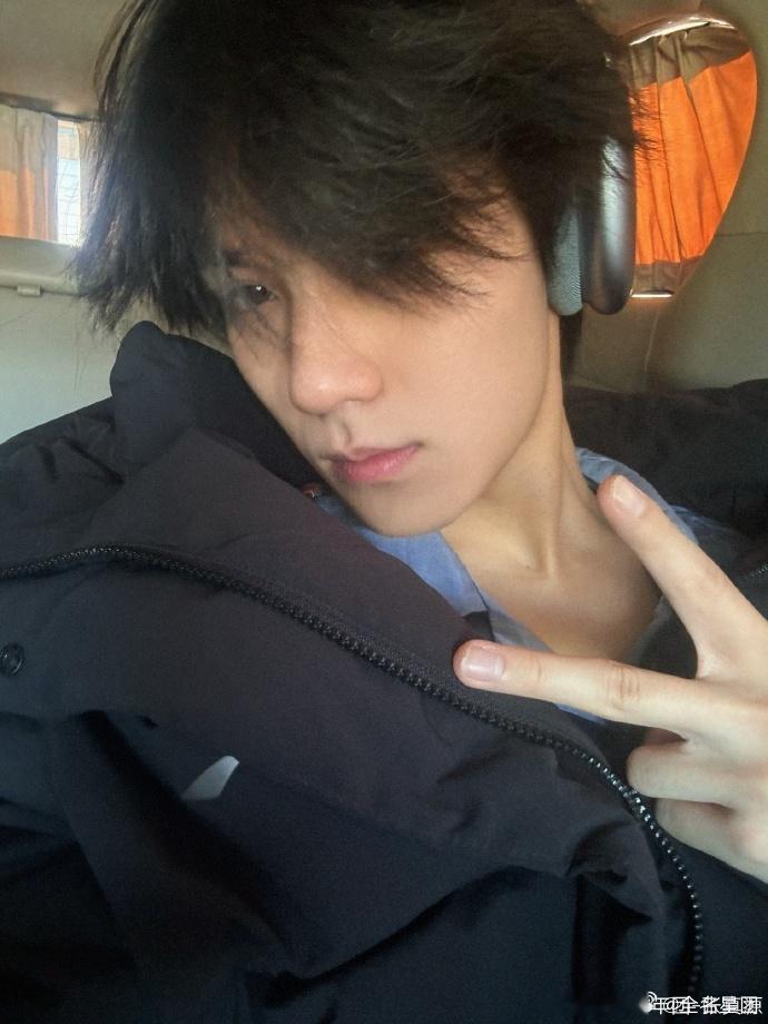 #张真源穿睡衣和羽绒服上班##张真源睡衣外面套羽绒服#张真源穿睡衣和羽绒服上班，