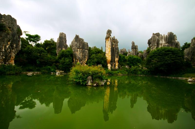 六十年代出生的人，自幼历经苦难，接受过勤俭持家的传统教育。他们深知抽烟喝酒耗费钱