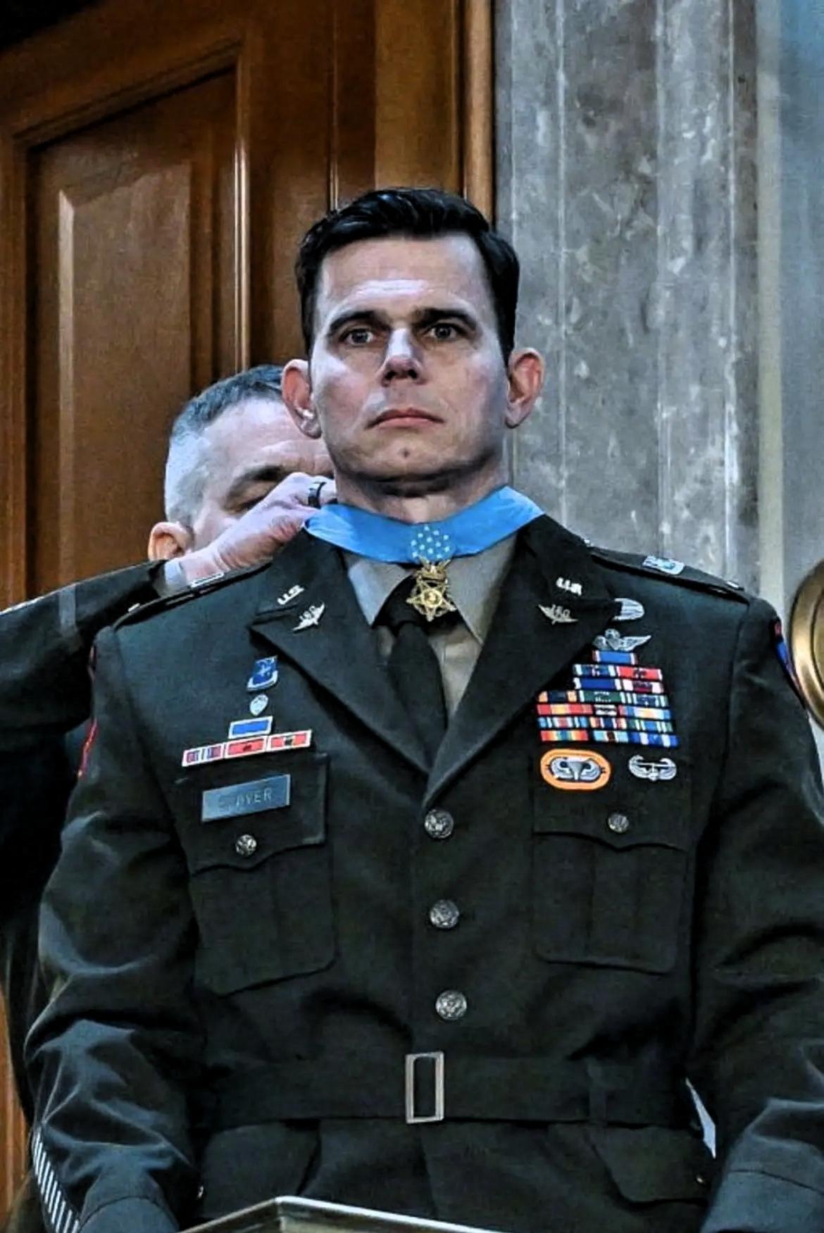 活捉马杜罗的美军五级准尉
埃里克·斯洛弗的右袖子10道作战条纹，他是MH‑47“