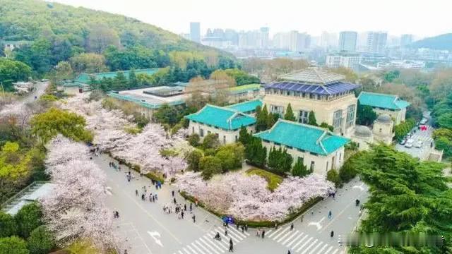 武汉迎来新学期开学，179万学生走进校园，大批家长在校外的反应，在社交平台引发广