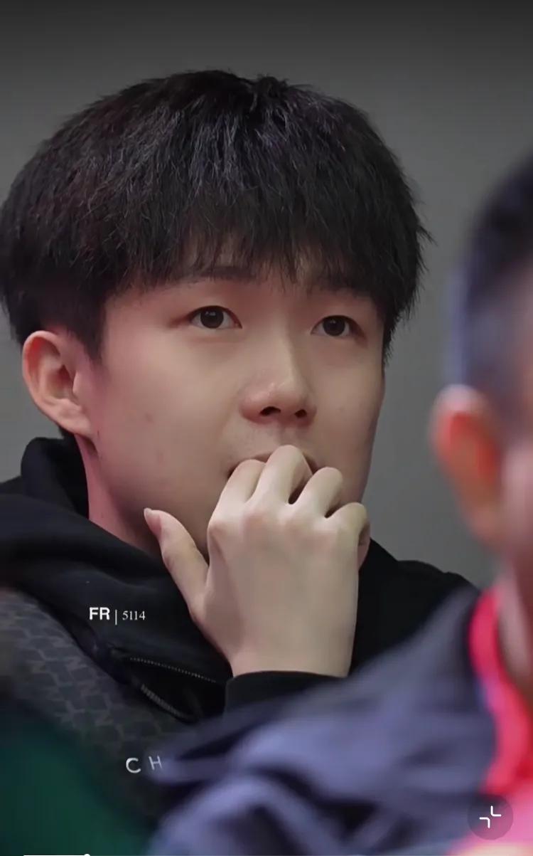 抓到一只啃手手的耶耶
他真的只是看起来很拽很不听话
实际是最听话的那一个
这眼神