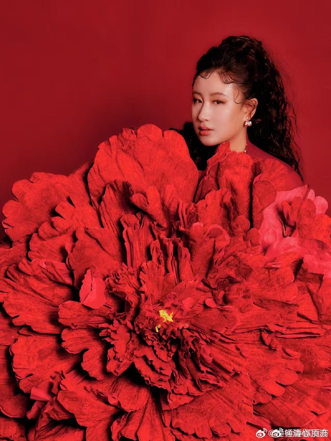 锤娜丽莎这张专辑等了十年曾经在综艺里轻描淡写提起过往，如今带着完整作品亮相，她用