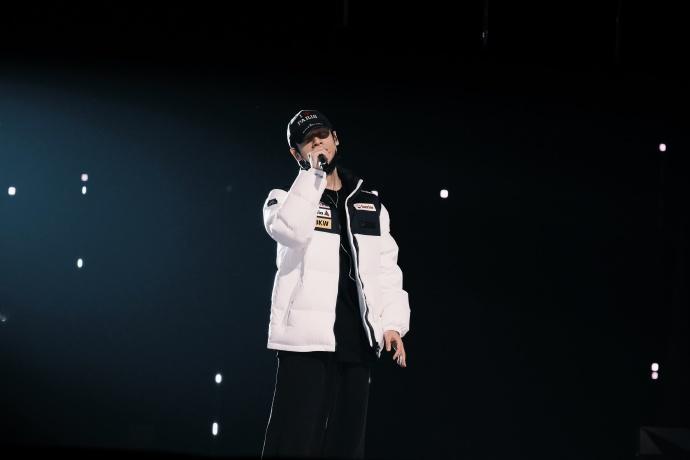 罗云熙小年夜晚会彩排花絮图，罗云熙唱《九万字》 和《逆流而上》[鼓掌] 