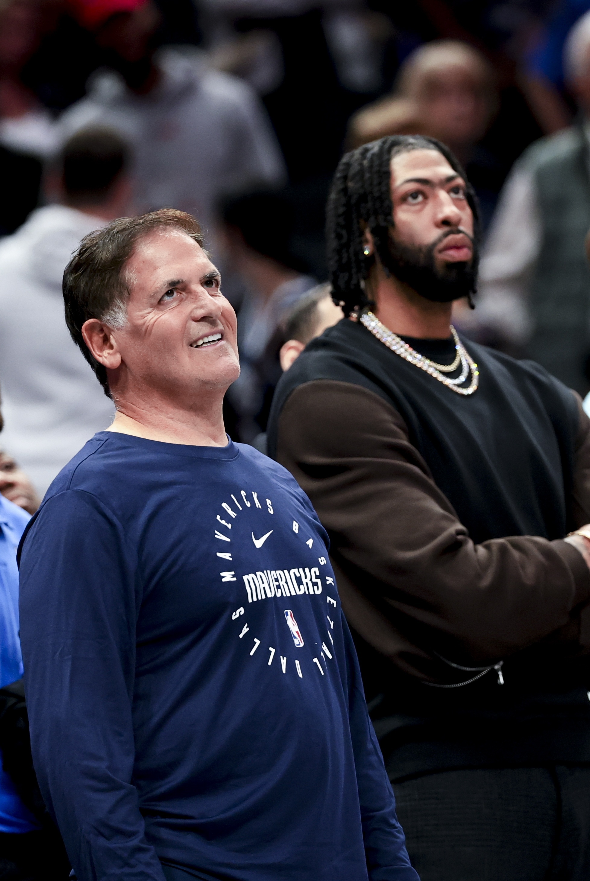 名记Stein报道，联盟消息人士透露，目前老鹰与独行侠之间关于安东尼·戴维斯的交