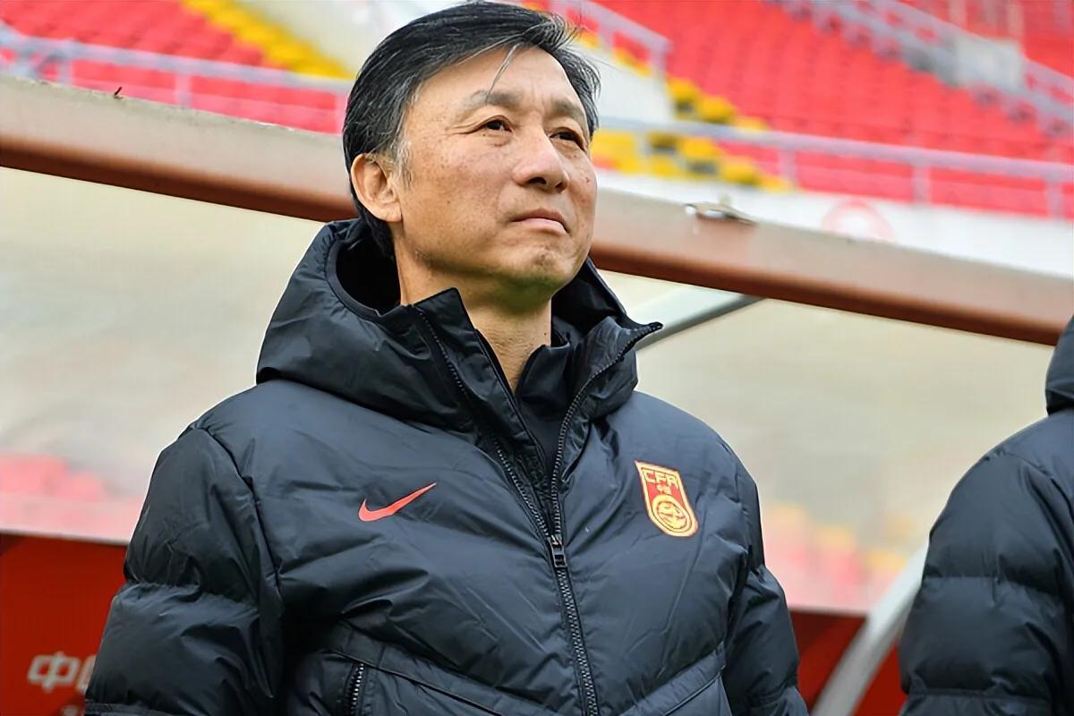 中国国奥队0:1日本队，这两点安排不合理

1、球队落后，接连换上的却是后卫
下