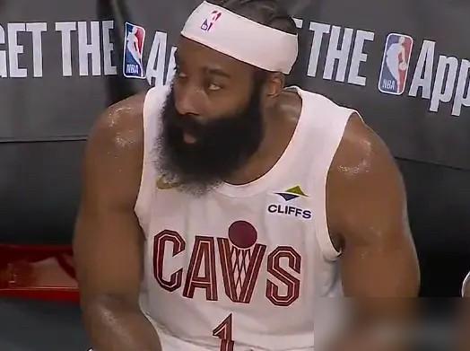 罚进的球竟比投进的还多。你翻开得分榜前十，准能揪出这个怪物。
今天打老鹰，哈登