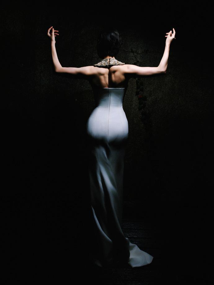 倪妮露背造型展现后背肌肉线条，流畅肌理藏着自律沉淀，稀缺呈现凸显高级质感，每一寸