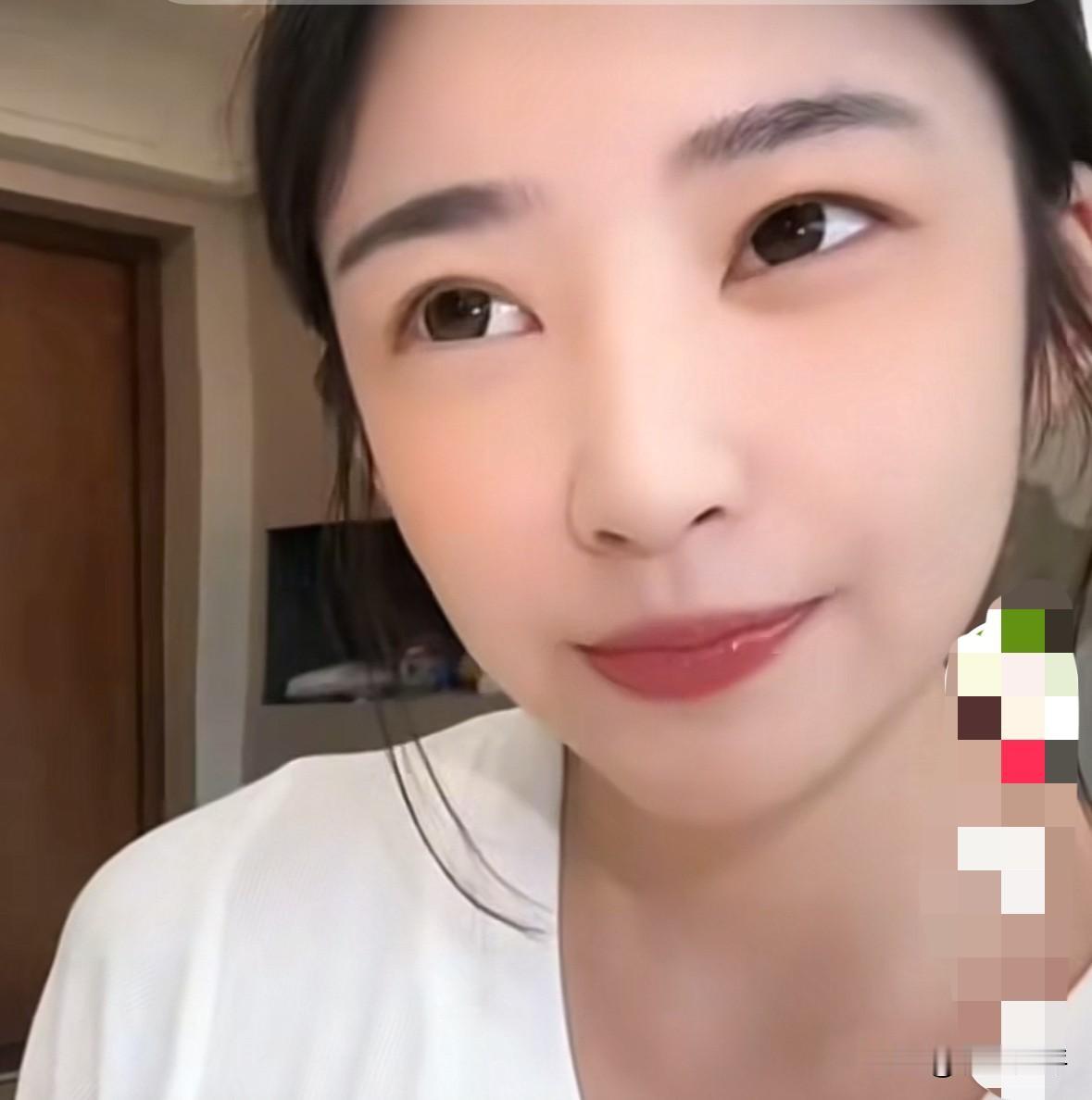 黄一鸣在一次直播中说到，有网友称赞她有颜值又会赚钱，女儿闪闪聪明又可爱，觉得她十