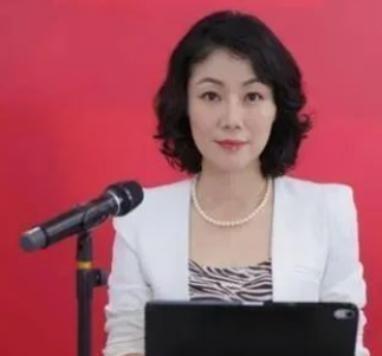 中国最贵女秘书朱旭：年薪849万，49岁仍美如少女。作为中国最赚钱女董秘，她一年