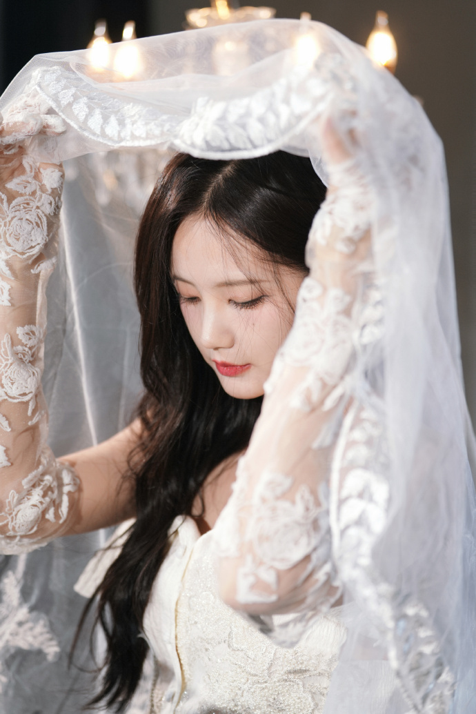 李一桐一面天使一面恶魔 白纱款的她纯净得像天使，黑衣款的她冷艳得像恶魔，李一桐在