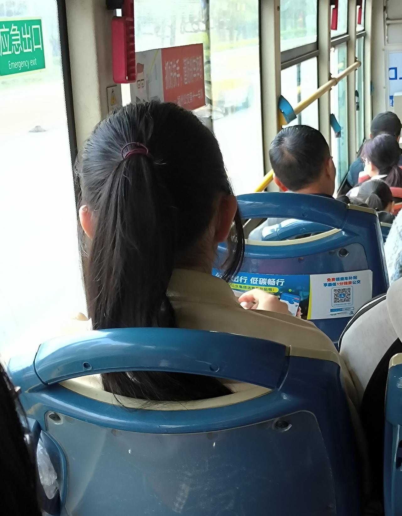 女儿高考倒计时77天，今天是星期一，怕路上会堵车，本打算自己开车送女儿去学校的，