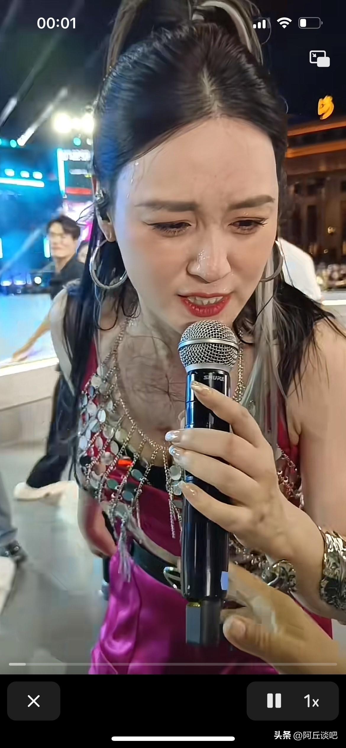 唐艺老师并不老，这么近距离的拍照，也看不出多少皱纹，唐艺辛苦了，为了呈现给观众快