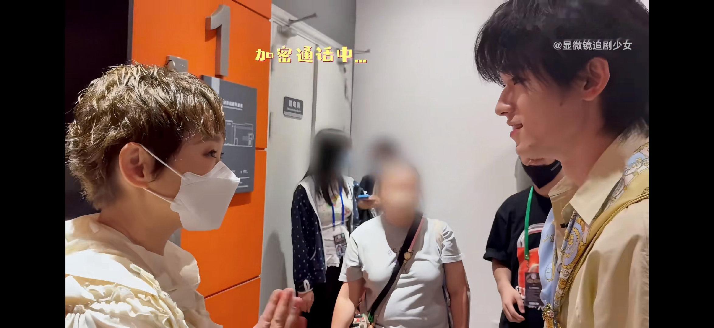 宋亚轩一喊他就弯腰侧身听人说话宋亚轩一喊他就弯腰侧身听人说话，好绅士的宝宝 