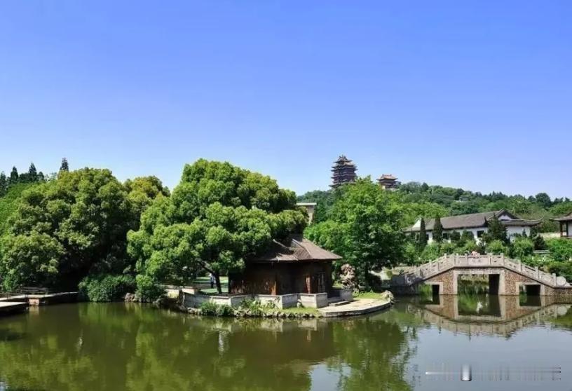 乌龙潭公园坐落于南京鼓楼区清凉山东麓，紧邻江苏省人民医院，为国家3A级景区，免费