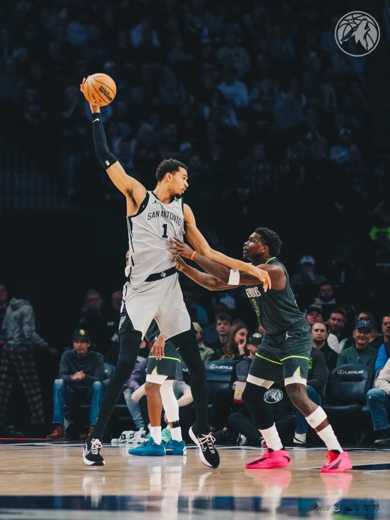 一寸短一寸强，状元大战爱德华兹拿捏文班亚马!

在今天森林狼与马刺的NBA常规赛