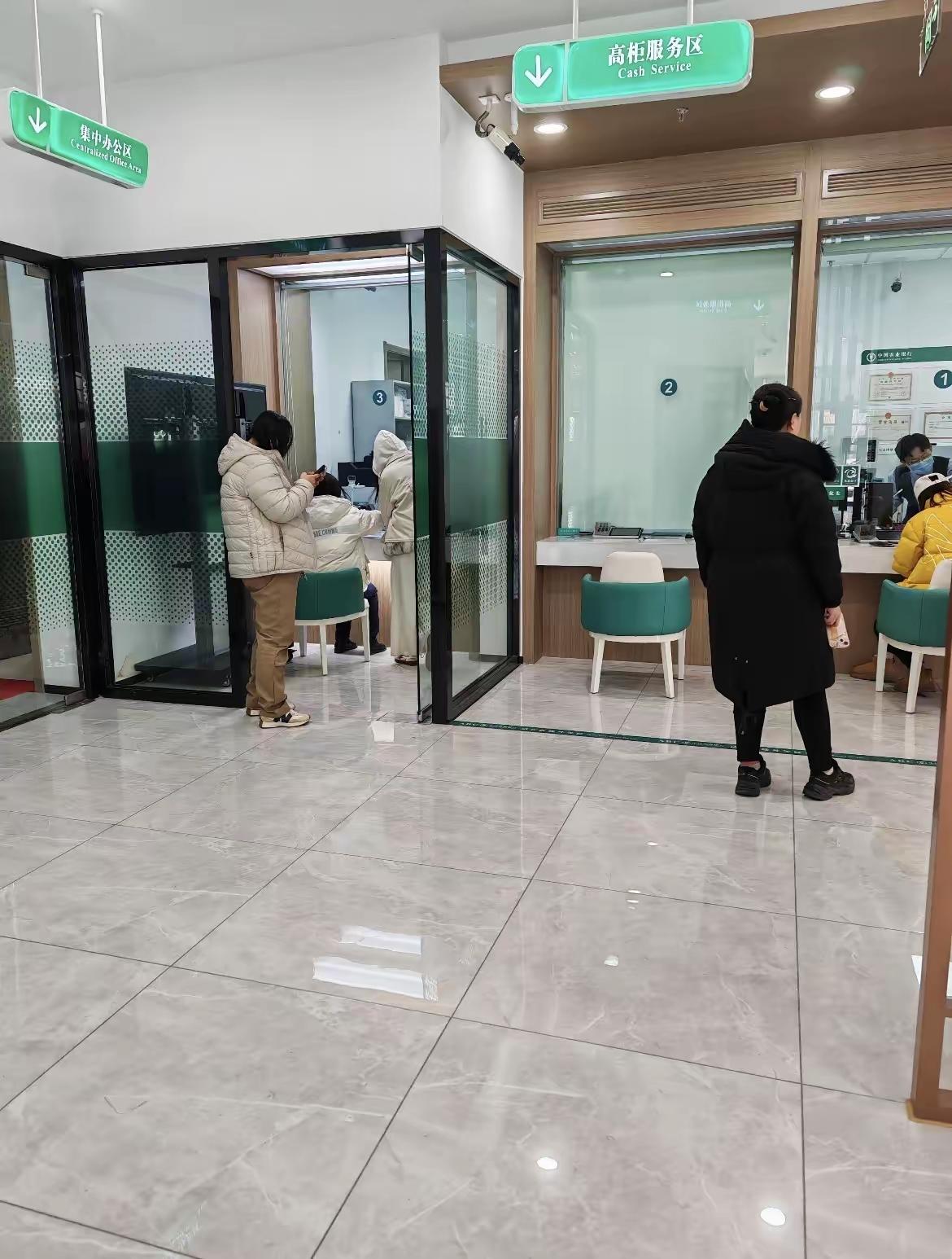 银行这行情真是变天了！
上午我婆婆给我打电话，
说她存在银行的35万到期了，
去