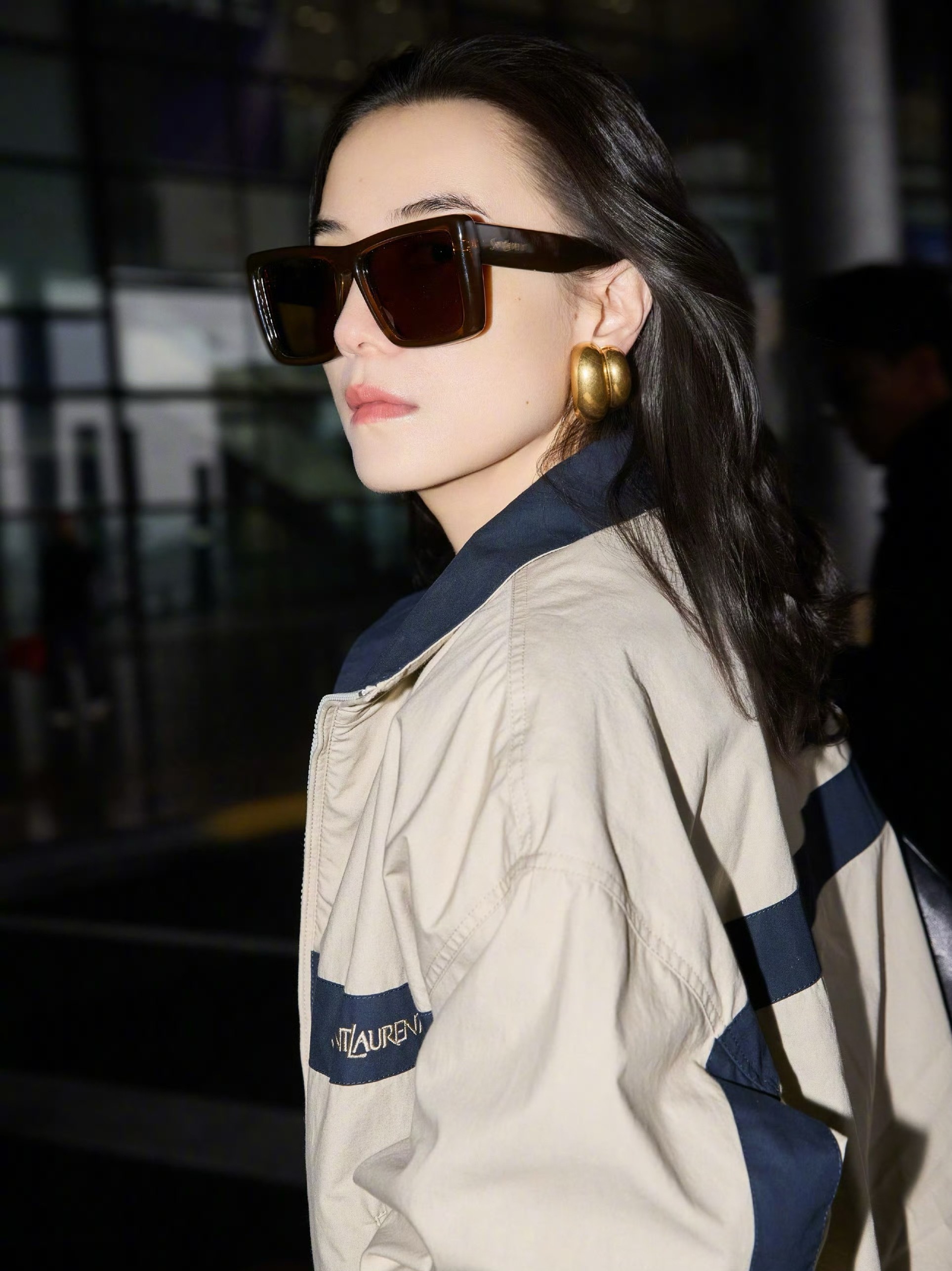 宋佳巴黎时装周出发路透宋佳身着Saint Laurent 服饰，佩戴黑色墨镜，搭