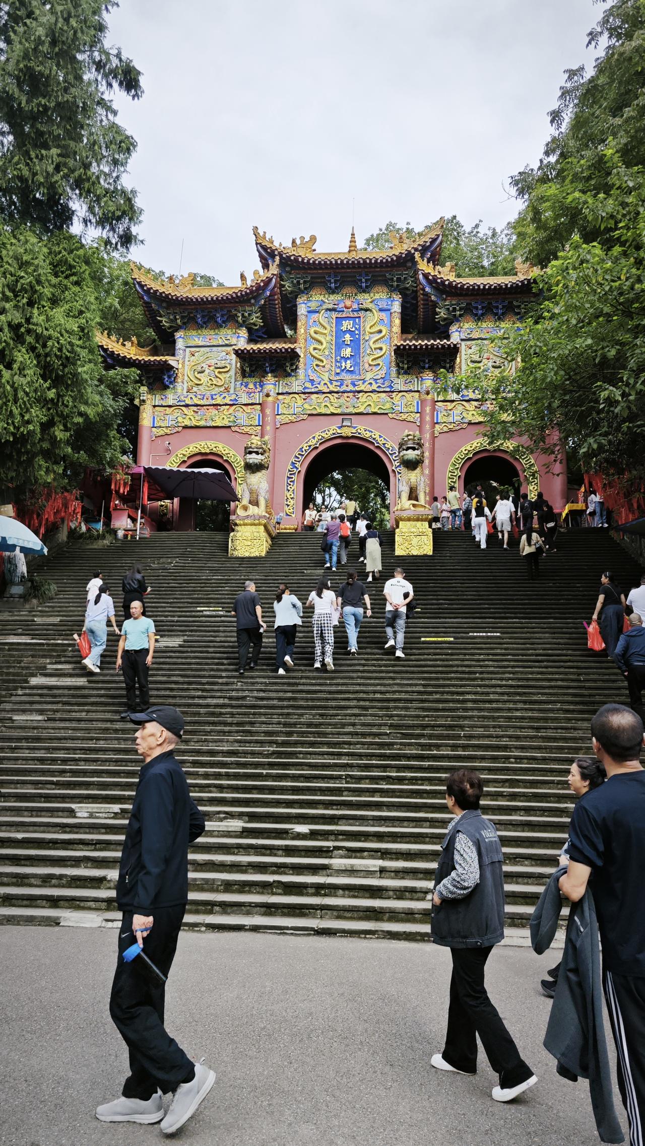 下面两张照片是位于阆中市的灵泉寺。这座建于随开年间的寺庙与我们昨天去的广德寺隔江