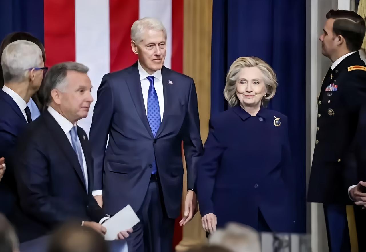 克林顿夫妇同意就爱泼斯坦案去国会作证了，这让美媒惊呼前所未有。

此前两人死扛传