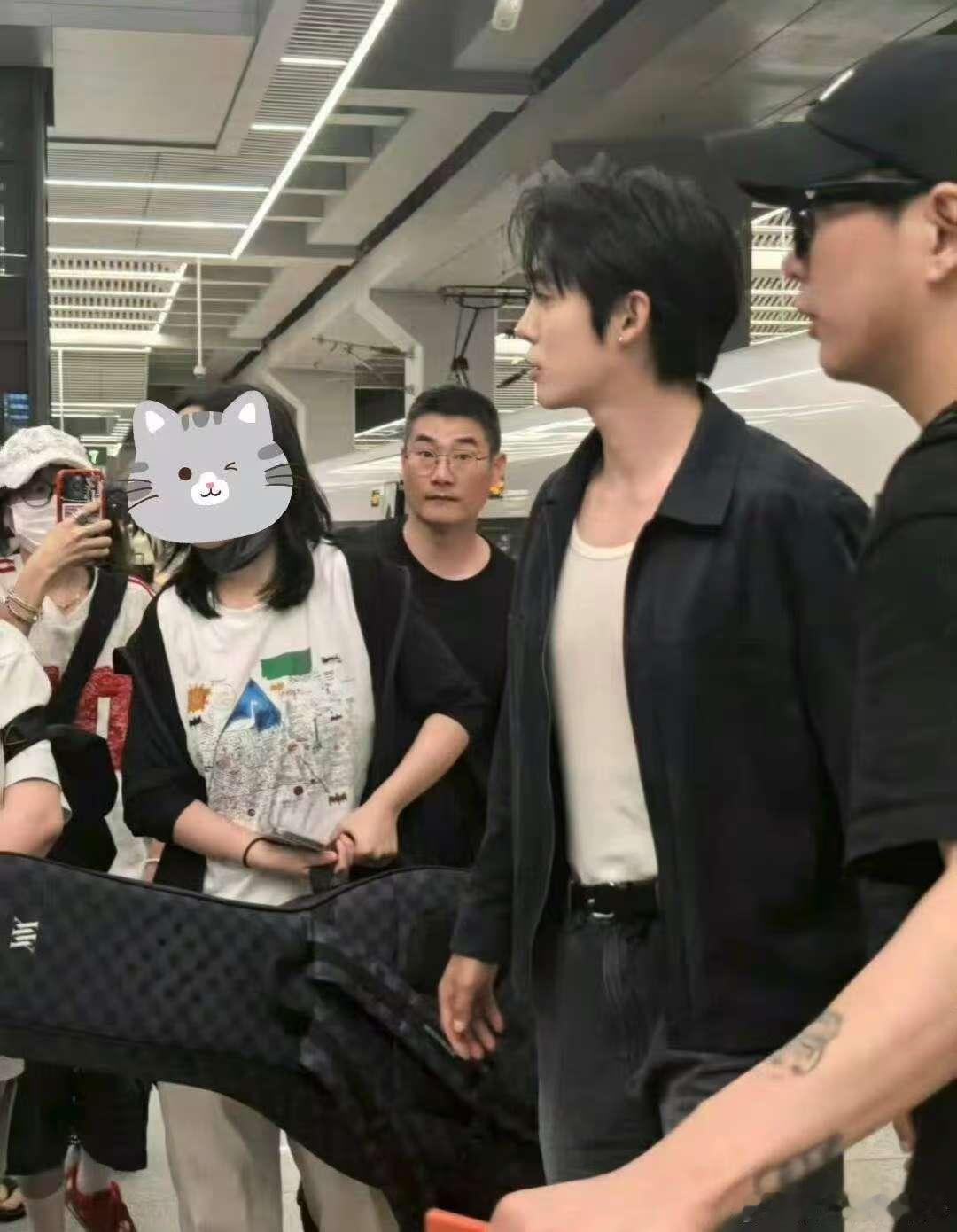 于适在高铁站被路人偶遇，素颜生图也这么能打 ​​​