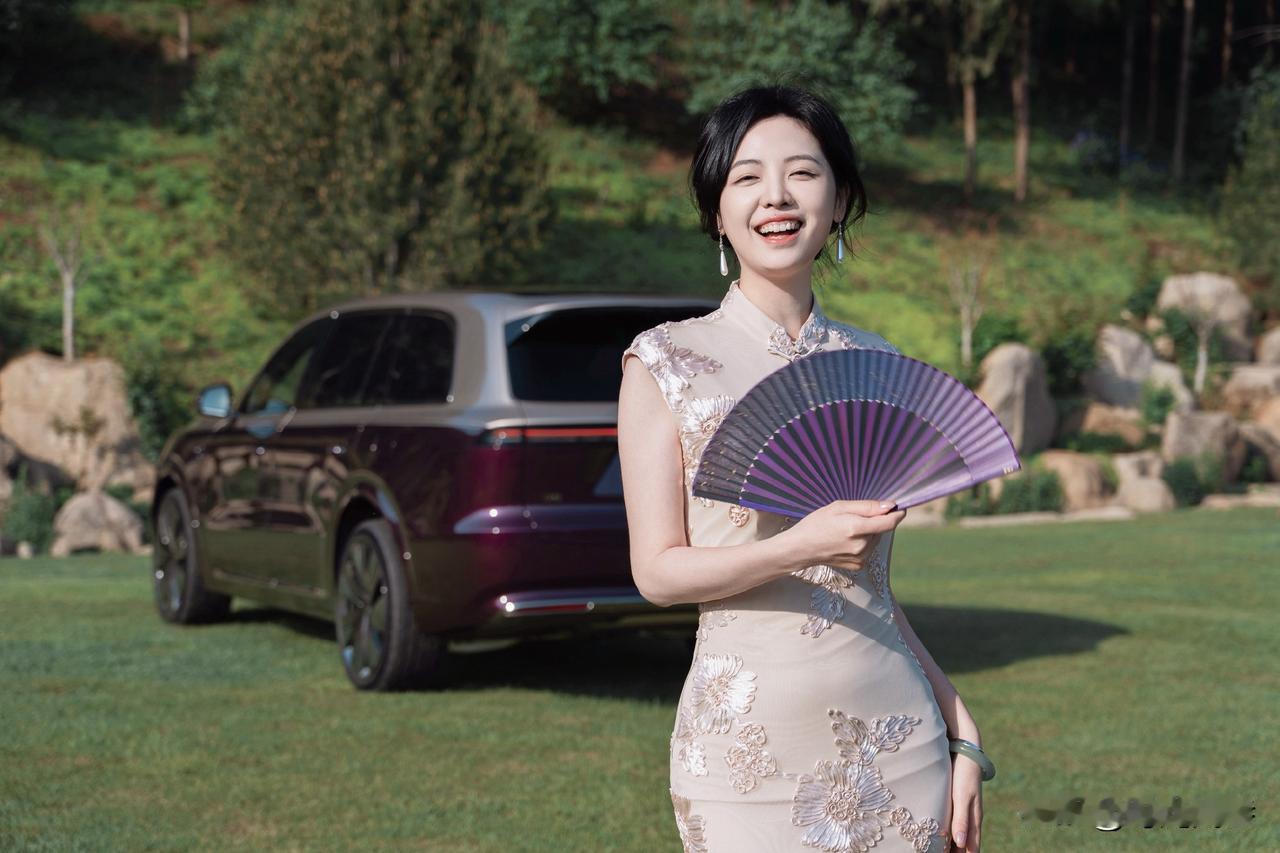 这个车模的中式穿搭好美，优雅知性的气质和国产高端车的气质简直绝配啊！
