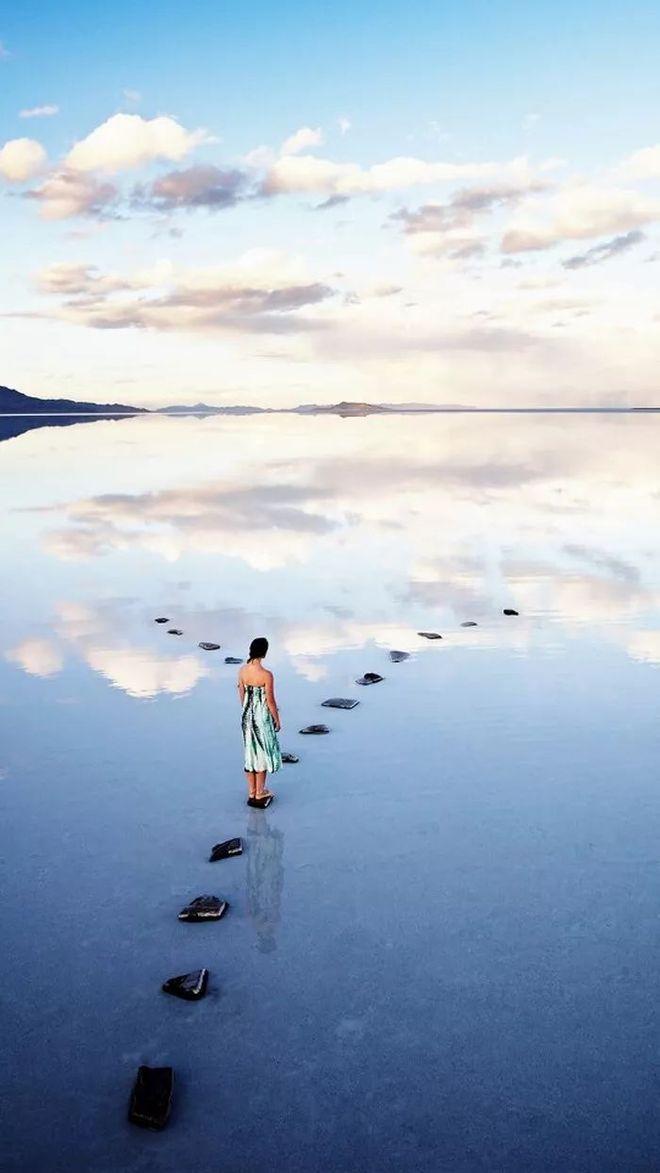 我们总以为日子很长，未来很远，以为身边的人会一直相伴，眼前的风景会恒久不变。可时