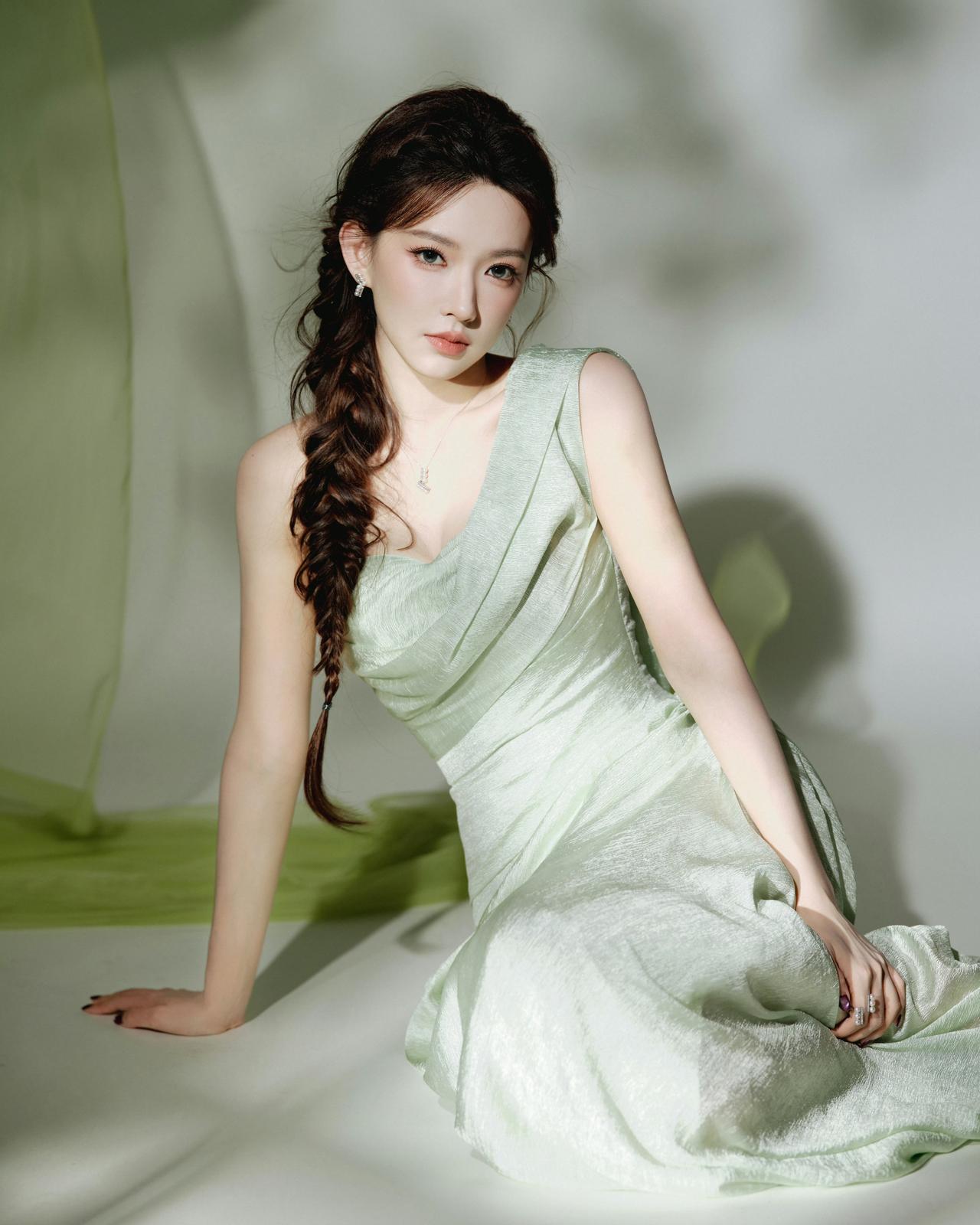 一抹清浅的薄荷绿，晕染出整个春天的温柔，光影落处，是自带清透感的松弛。