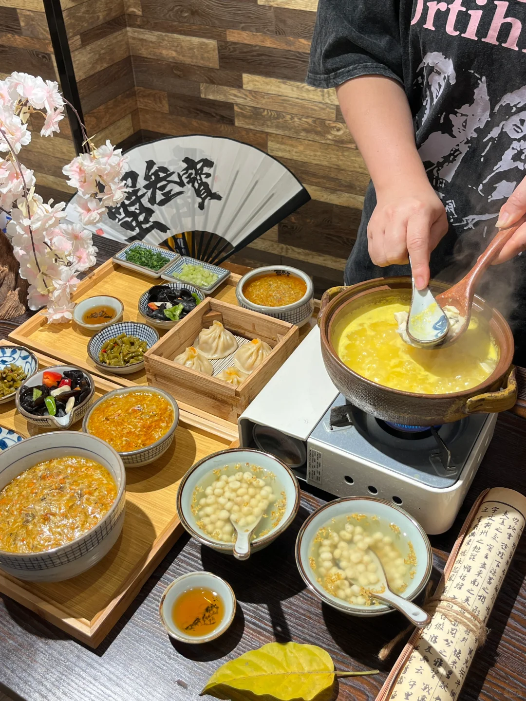 广州秋天！坐在街边吃蟹黄饭好chill…