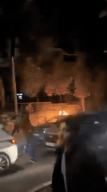 以色列人把巴勒斯坦人浇上汽油烧，受害者大街奔跑惨不忍睹，视频真实性无法证实！15