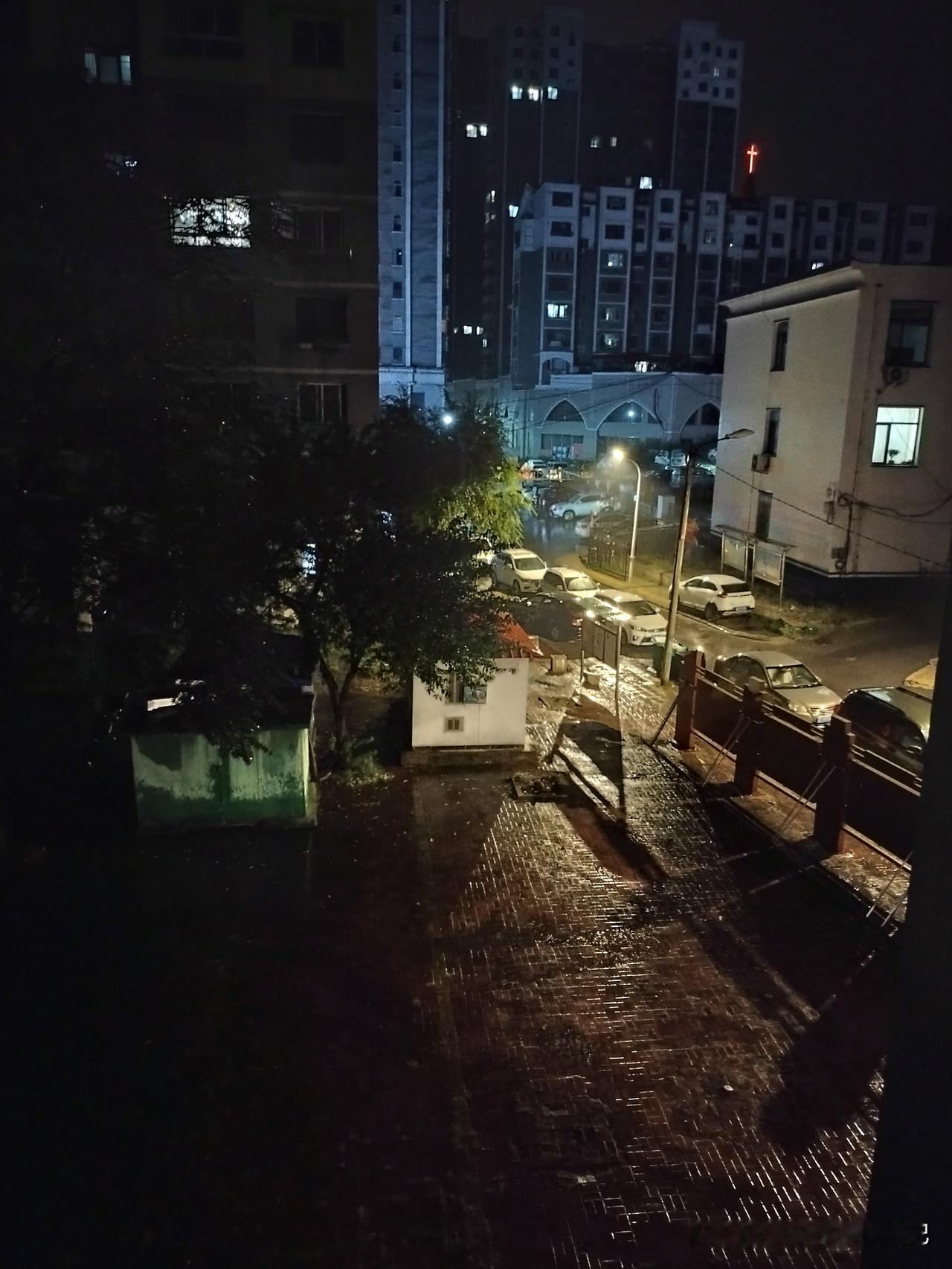 今天是中元节，祭祀已故先人的日子。
2023年清明节，是我迄今为止最后一次给父亲