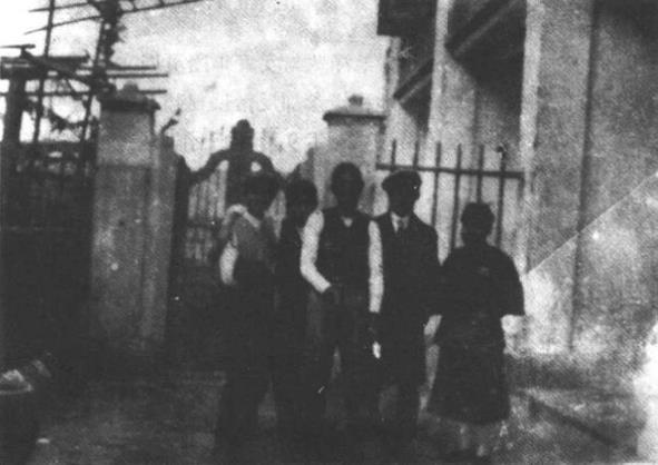 1923年毛泽覃(左一)和友人在湖南常宁水口山铅锌厂的合影