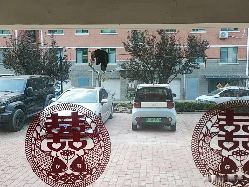 没有钱真的会被亲近的人看不起吗? 在这个时代，没钱真会被亲近的人看不起吗？这还真