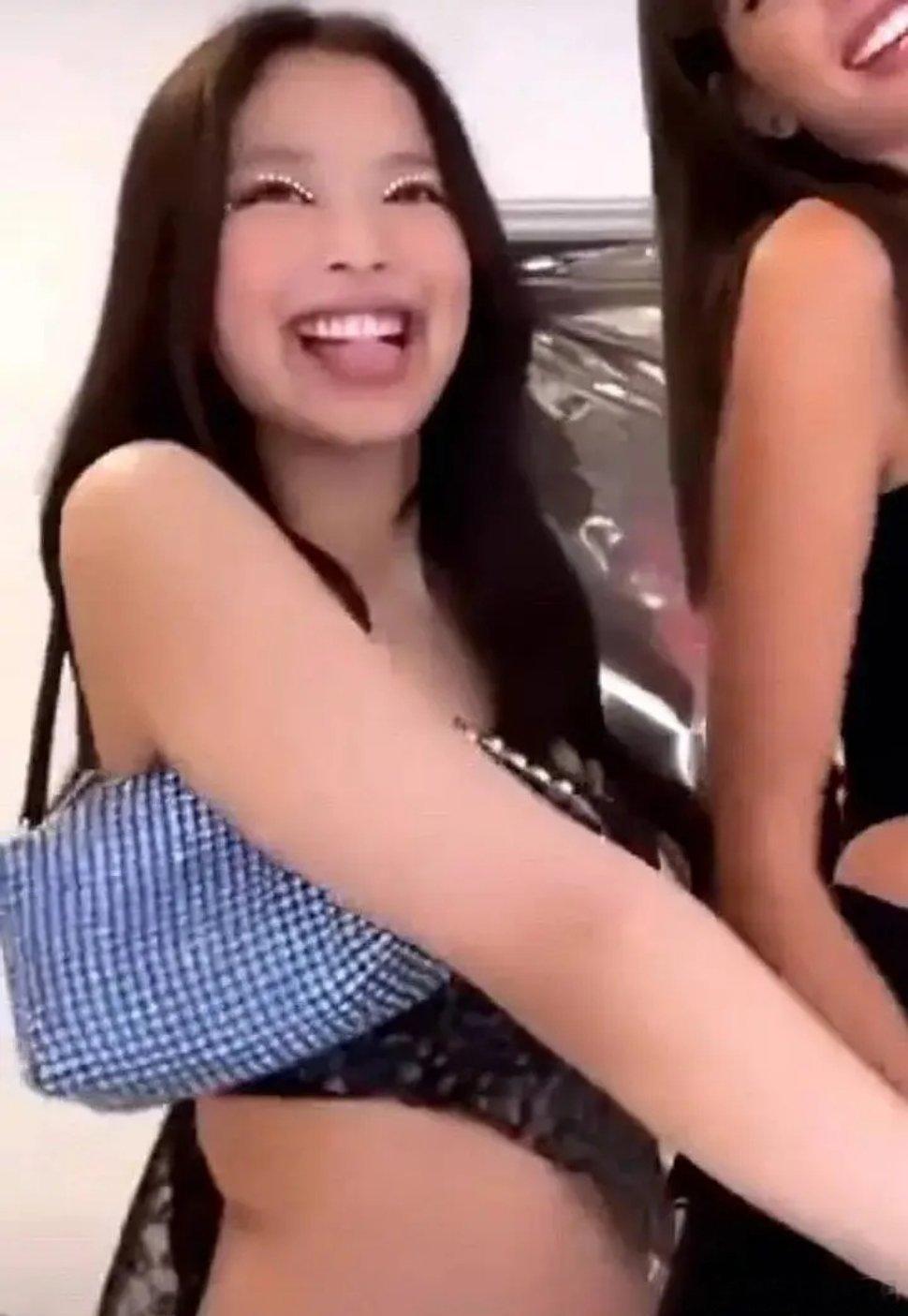 她这个头型好像鲶啊……怪不得是仿鲶…… ​​​