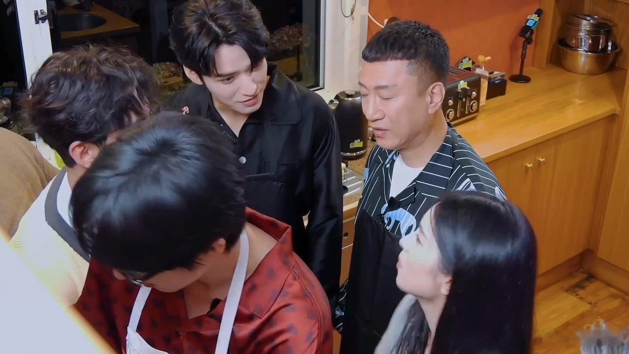 一大家子指着刘宇宁一个人吃饭一群人围着刘宇宁嗷嗷待哺哈哈哈哈哈就这么一群人看着刘
