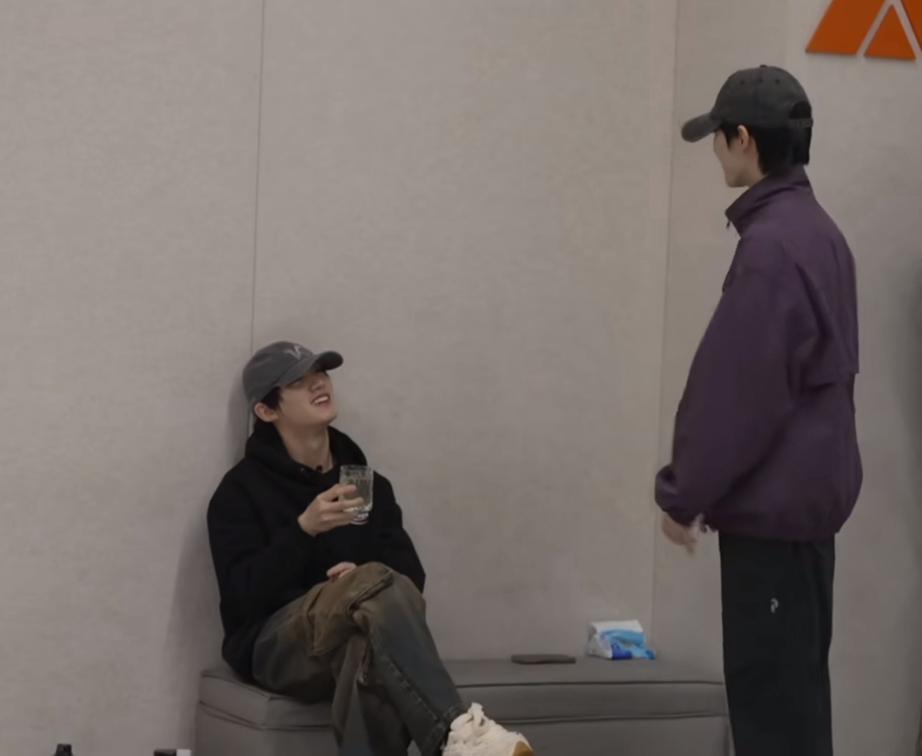笑这么开心说啥呢给我也听听 