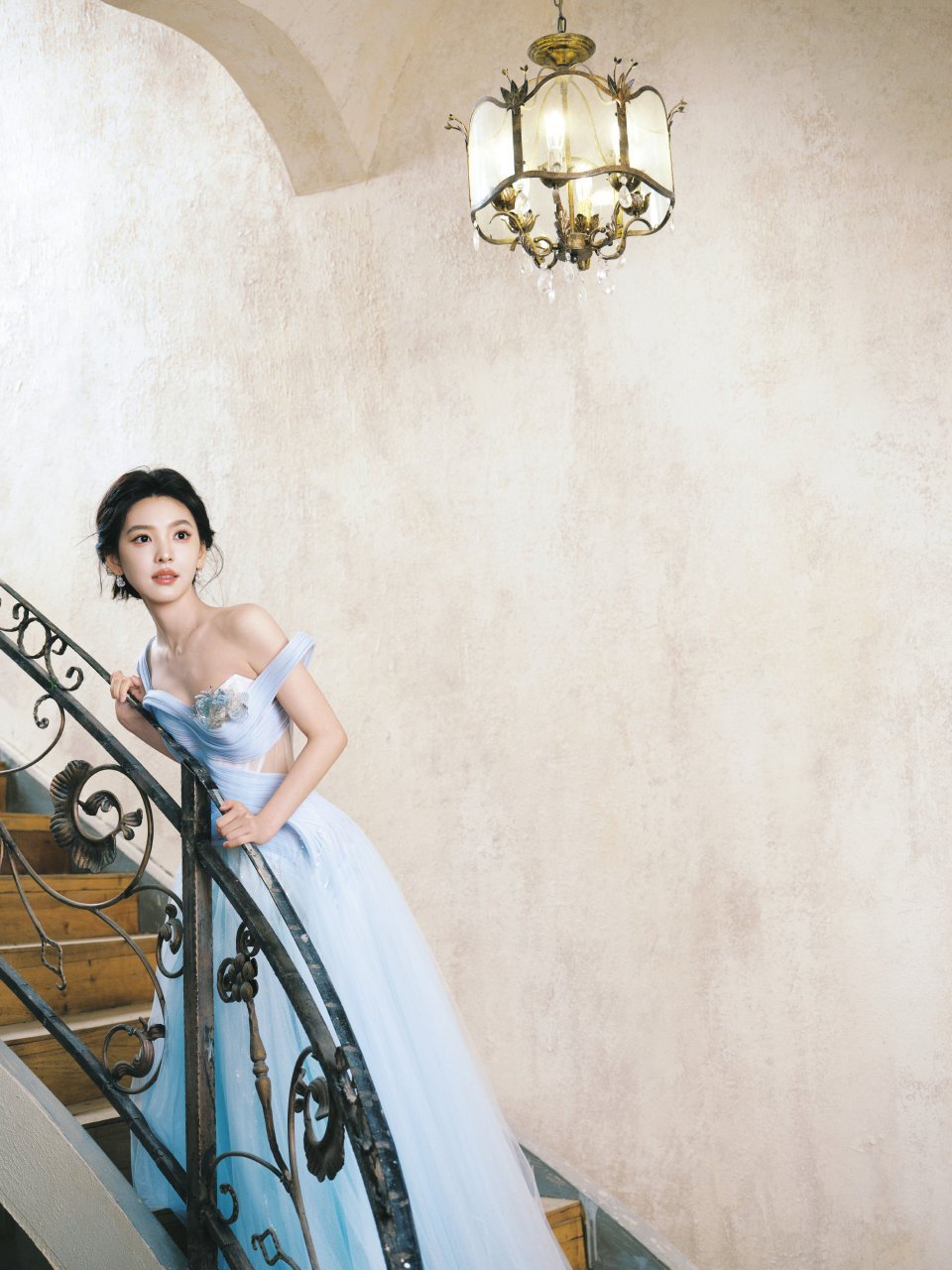 章若楠今晚直播造型出图，完全就是公主来着 