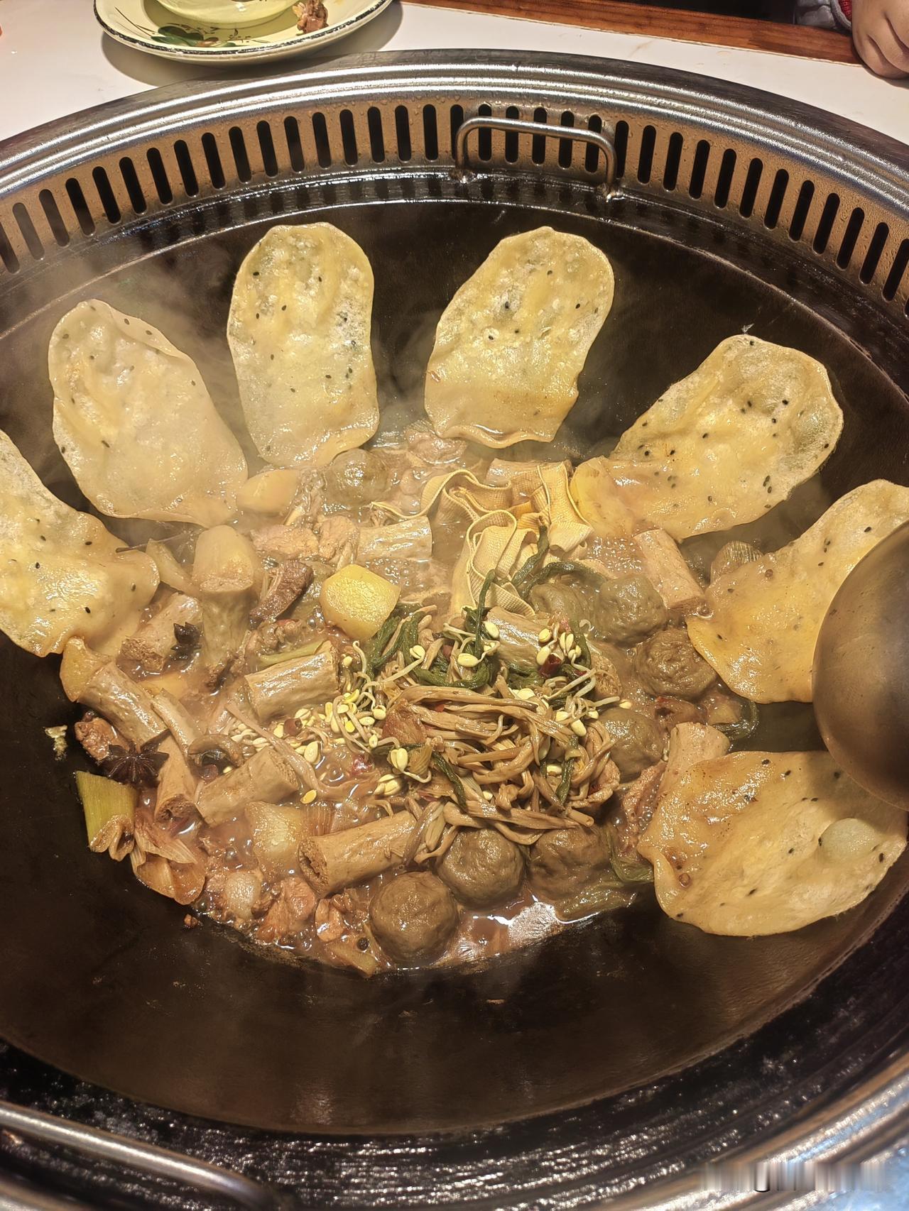 热气腾腾的地锅鸡，美味诱惑！大人孩子都喜欢吃。