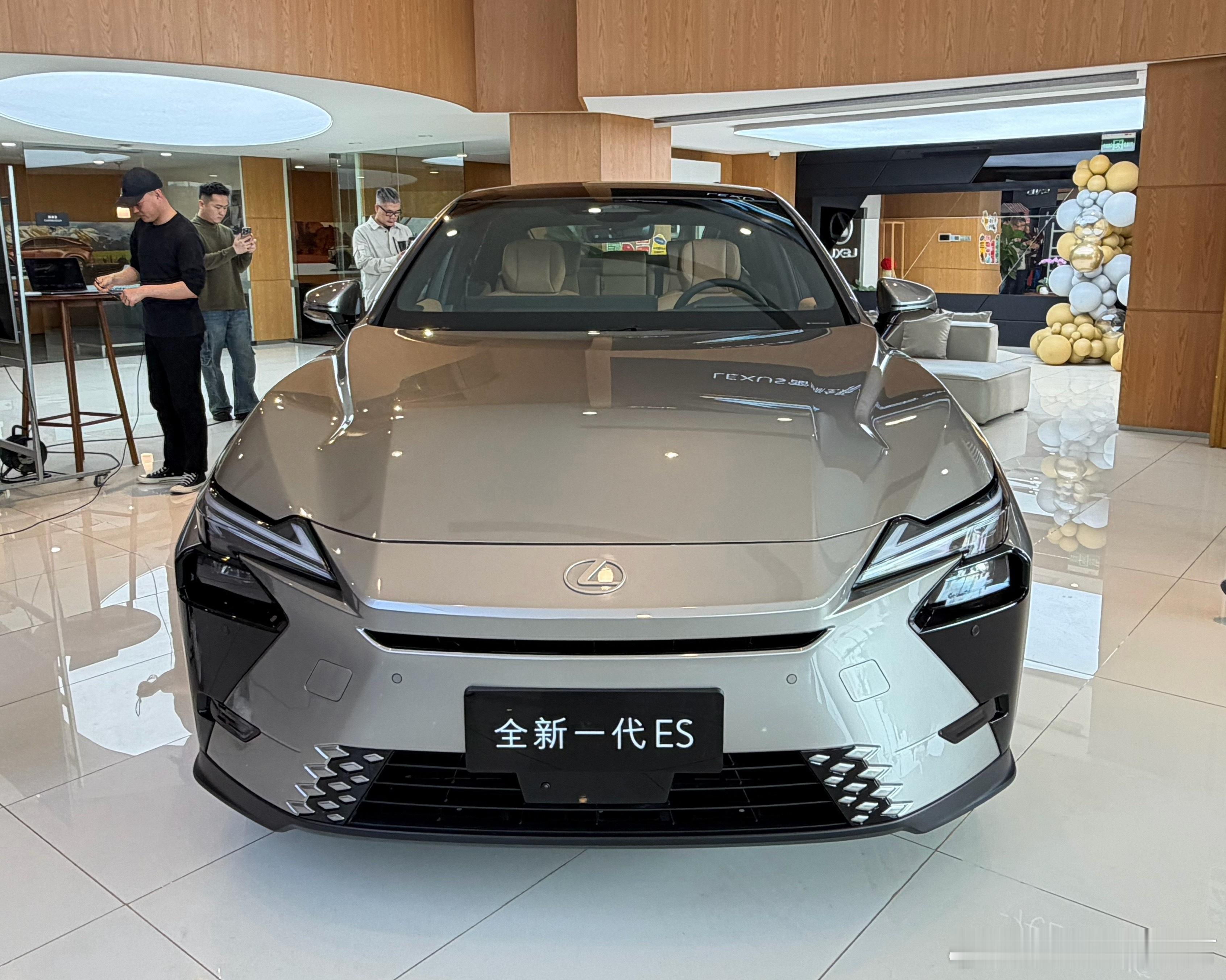 雷克萨斯全新一代ES好像也没网上说的那么丑尤其是侧面这条黑色装饰线条。如果没有这