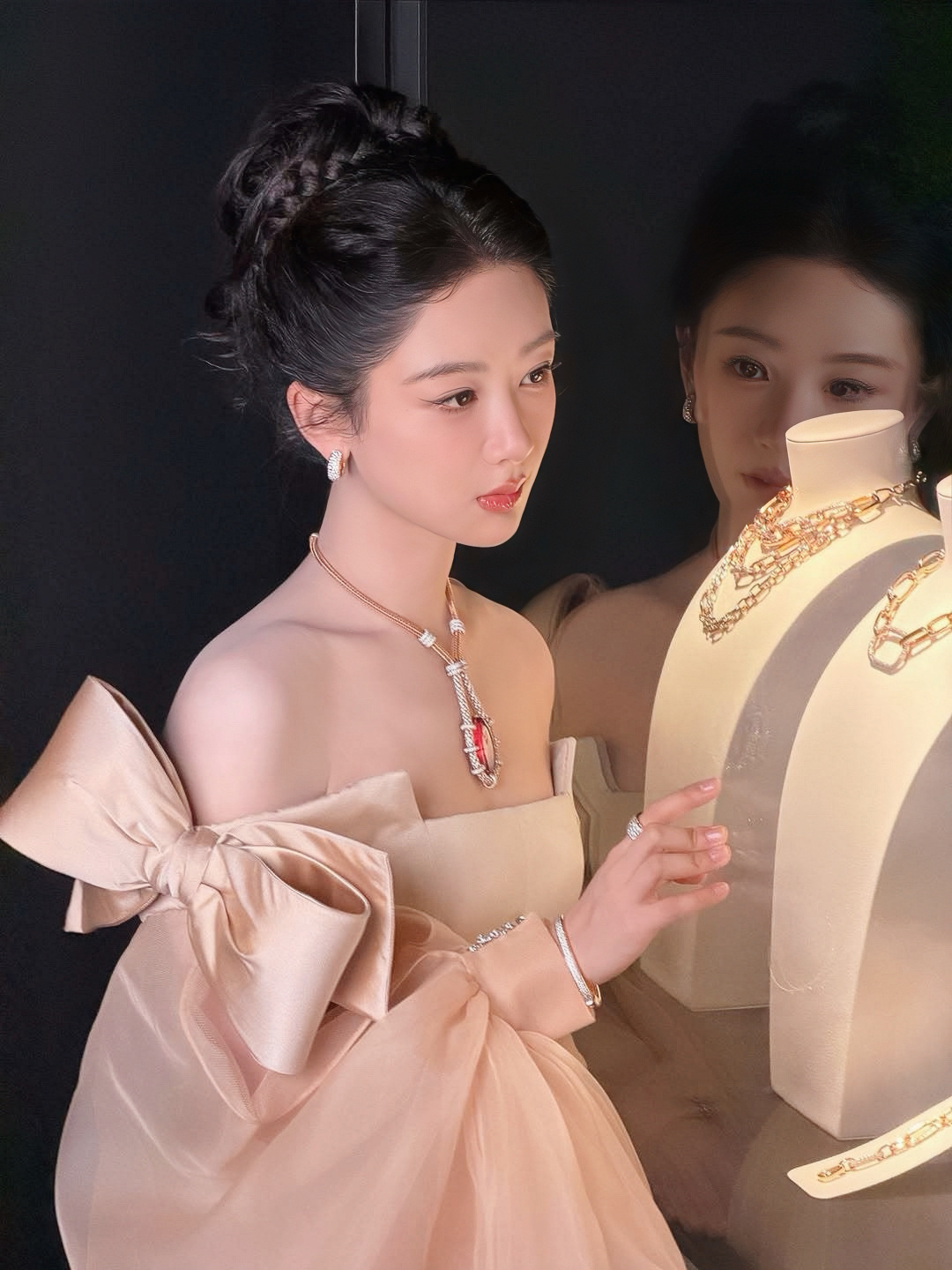 杨紫宝曼兰朵红宝石 热烈而自由、独立且强大的女性力量，是宝曼兰朵刻入品牌基因的精