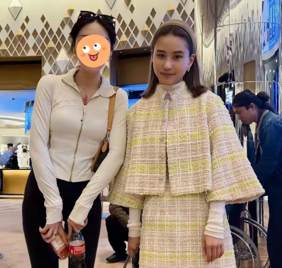 何超莲和路人同框，全身大牌加持，有种精致土的既视感。 