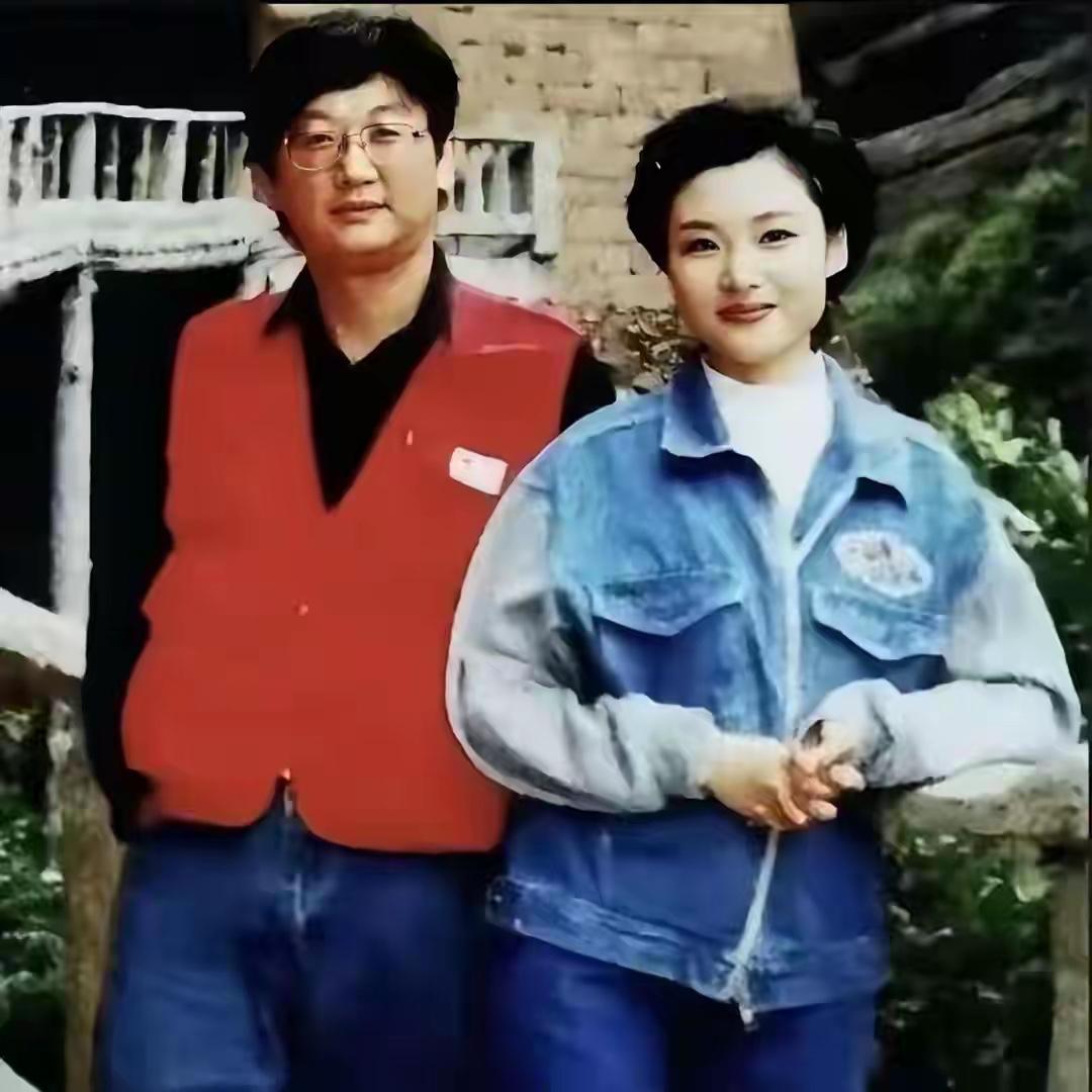这是央视主持人周涛年轻时候的一张留影，化着淡妆的她美艳大气，是惊艳了时光的美，气