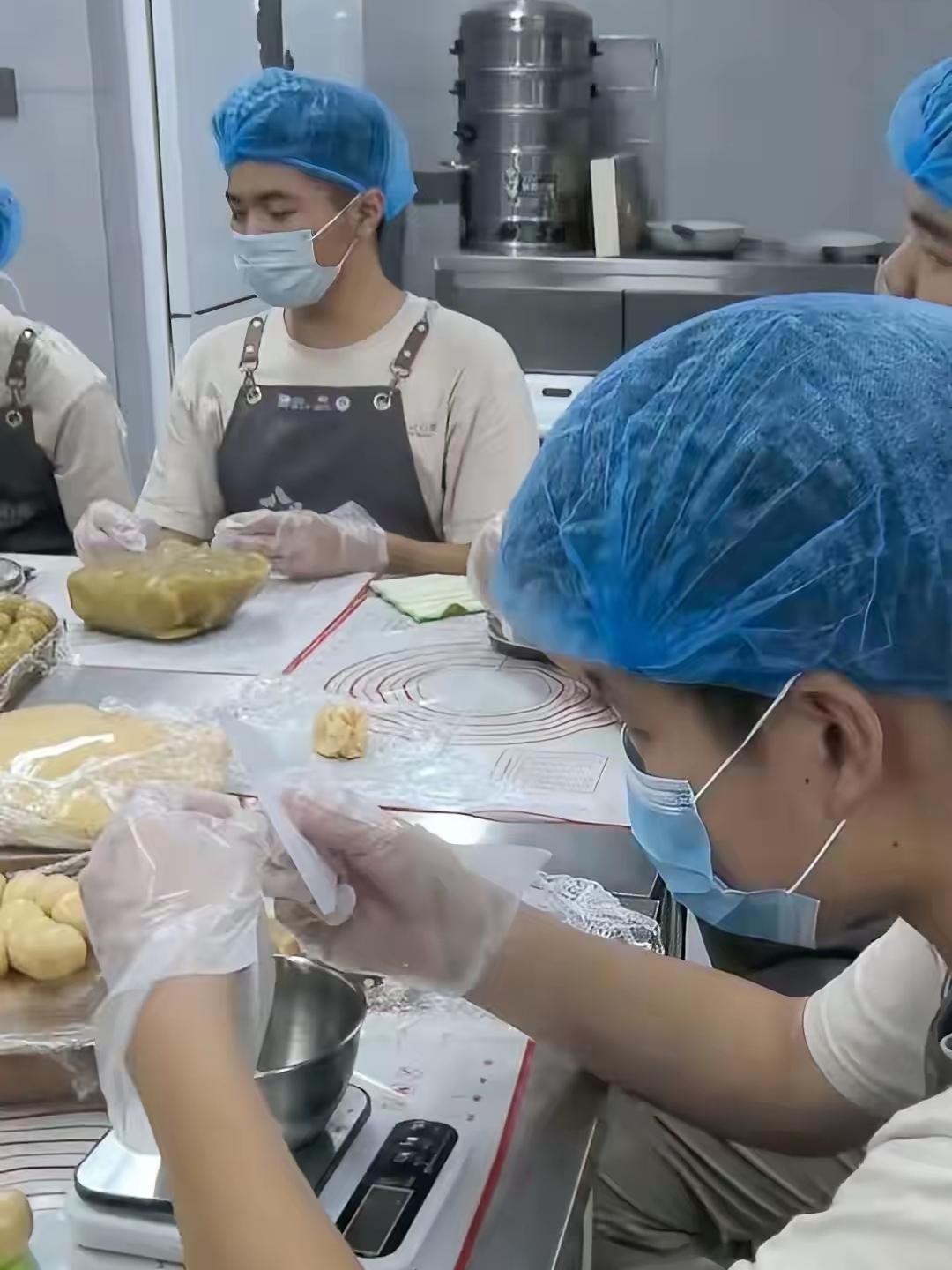 真缺德！200盒月饼被临时退单，孤独院的孩子们努力做的月饼差点白费，良心企业何在
